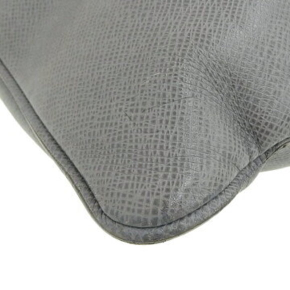 Louis Vuitton Taiga Sasha Shoulder Bag Glacier Leather Crossbody Style - Picture 4 of 10